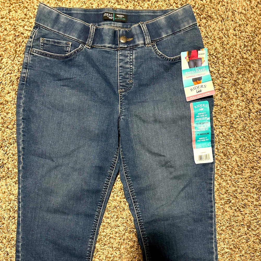 Riders by Lee perfect mid rise fit pull on Heavenly touch slimming stretch capri